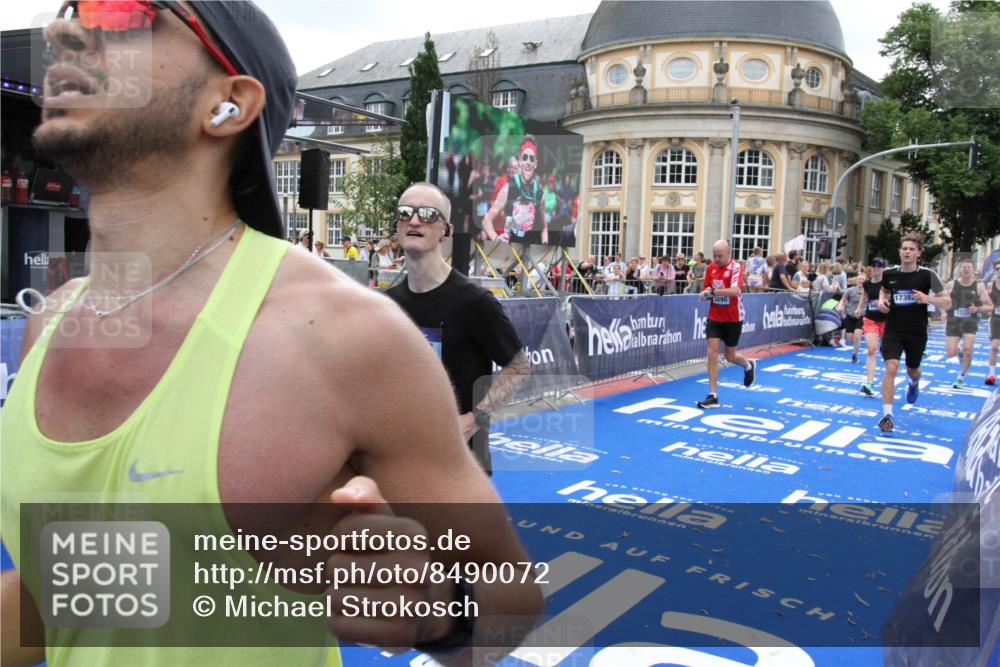 29.06.2025 - hella hamburg halbmarathon Michael Strokosch http://msf.ph/oto/8490072 29.06.2025 10:45:00 Ziel 1171, 1424, 1520, 2098, 2890, 4425, 9030, 9720, 12161, 16058, 17381, 17382, 17406, 17544, 18055, 18631 meine-sportfotos.de
