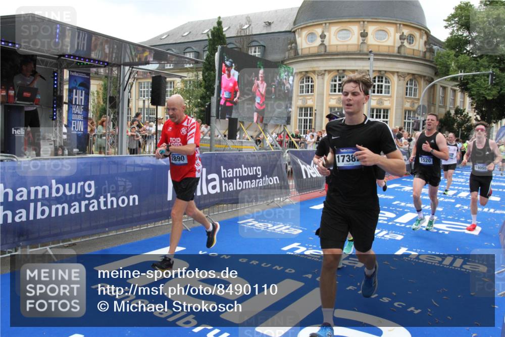 29.06.2025 - hella hamburg halbmarathon Michael Strokosch http://msf.ph/oto/8490110 29.06.2025 10:45:02 Ziel 1171, 1424, 1520, 2890, 4425, 6266, 7709, 7843, 9030, 11688, 15334, 16058, 17381, 17382, 17406, 17544, 18055, 18631 meine-sportfotos.de