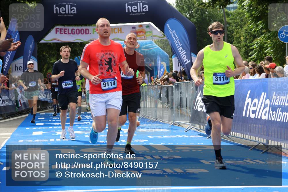 29.06.2025 - hella hamburg halbmarathon Strokosch-Dieckow http://msf.ph/oto/8490157 29.06.2025 10:43:38 Ziel 1976, 3116, 4080, 4318, 6903, 6991, 9114, 9159, 11153, 11848, 12623, 13421, 13996, 14201, 14210, 14484, 14690, 15328, 15932, 16105, 17912, 18449, 18775, 19090, 19229 meine-sportfotos.de