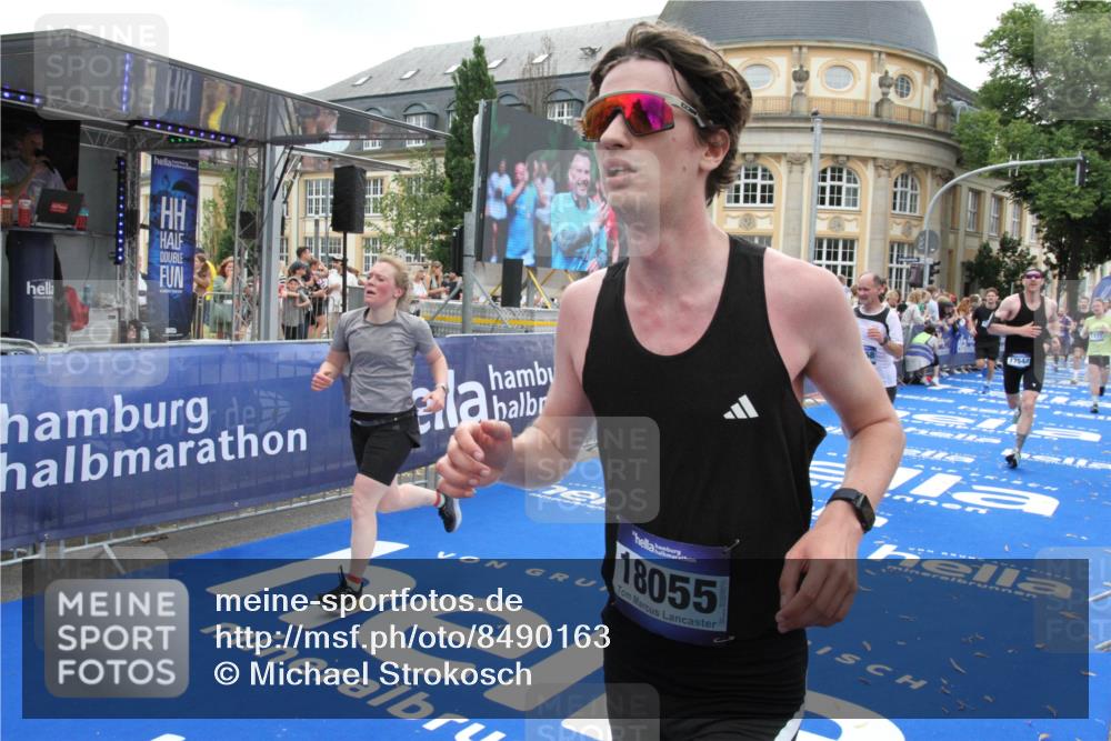 29.06.2025 - hella hamburg halbmarathon Michael Strokosch http://msf.ph/oto/8490163 29.06.2025 10:45:03 Ziel 1171, 1424, 1520, 2890, 6266, 7709, 7843, 9030, 10741, 11688, 15334, 16058, 17381, 17382, 17544, 18055 meine-sportfotos.de
