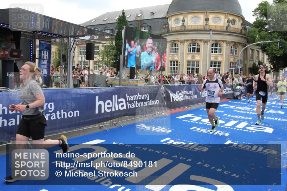 29.06.2025 - hella hamburg halbmarathon Michael Strokosch http://msf.ph/oto/8490181 29.06.2025 10:45:04 Ziel 1171, 1424, 1520, 2890, 3917, 6266, 7709, 7843, 9030, 9710, 10741, 11688, 13919, 15334, 16058, 17381, 17382, 17544, 18055 meine-sportfotos.de