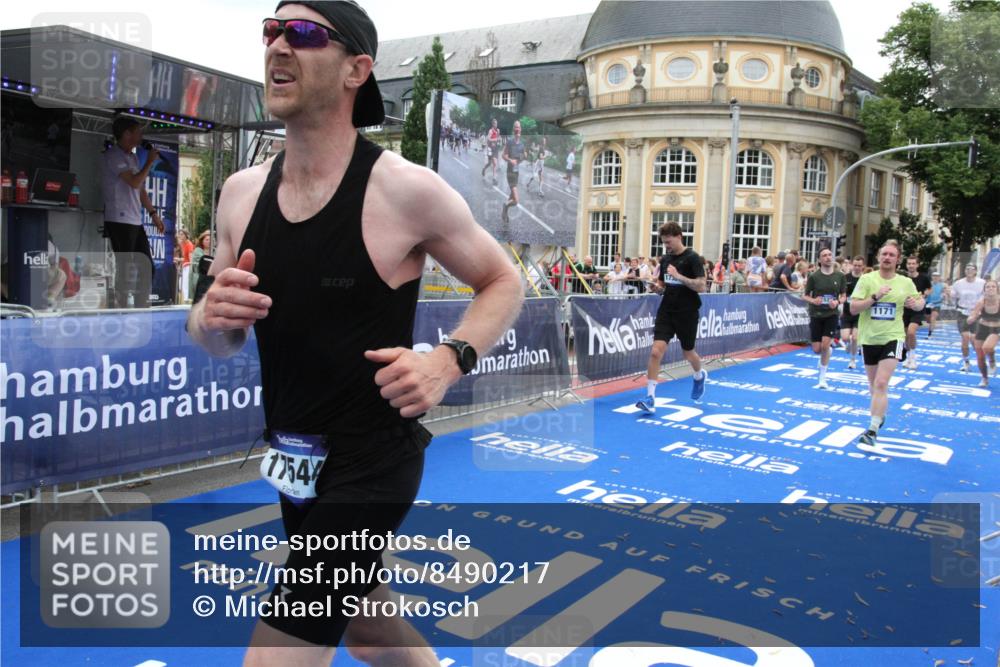 29.06.2025 - hella hamburg halbmarathon Michael Strokosch http://msf.ph/oto/8490217 29.06.2025 10:45:06 Ziel 1171, 1424, 3917, 4997, 6266, 7709, 7843, 9710, 10313, 10741, 11688, 13919, 15334, 15365, 16058, 17381, 17544 meine-sportfotos.de