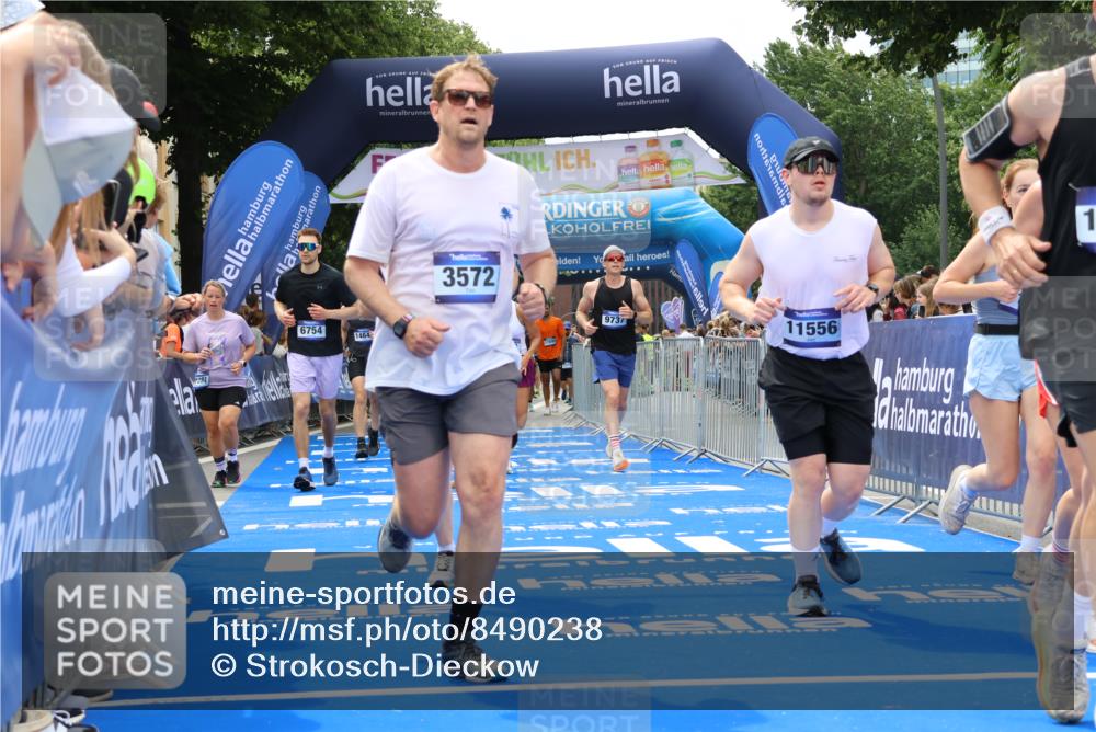 29.06.2025 - hella hamburg halbmarathon Strokosch-Dieckow http://msf.ph/oto/8490238 29.06.2025 11:05:41 Ziel 1702, 3572, 5073, 9736, 9737, 9829, 11556, 11784, 12255, 12781, 14642, 15897, 16605, 16989, 17866, 18261, 18324, 18655 meine-sportfotos.de