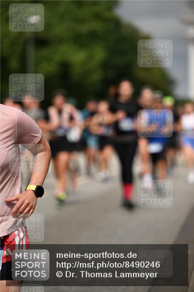 29.06.2025 - hella hamburg halbmarathon Dr. Thomas Lammeyer http://msf.ph/oto/8490246 29.06.2025 10:21:48 Kennedybrücke 1015, 1156, 1204, 1274, 1458, 1554, 1622, 1749, 1795, 2094, 2259, 2931, 3138, 3292, 3802, 3803, 4218, 4852, 5002, 5004, 5929, 5930, 6254, 6336, 6352, 7011, 7258, 7945, 8144, 8210, 8351, 8433, 8607, 9400, 9798, 9848, 10460, 10509, 10620, 10677, 11275, 11372 meine-sportfotos.de