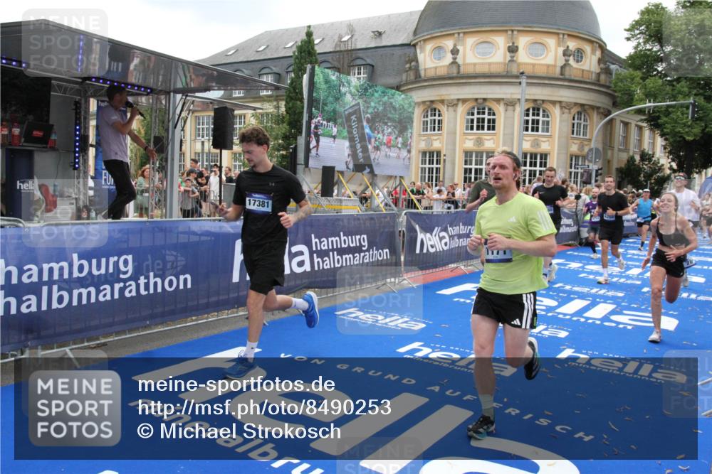 29.06.2025 - hella hamburg halbmarathon Michael Strokosch http://msf.ph/oto/8490253 29.06.2025 10:45:07 Ziel 1171, 2270, 3917, 4997, 6266, 7709, 7843, 9710, 10313, 10741, 11688, 13919, 15334, 15365, 16058, 16689, 17381, 17544 meine-sportfotos.de