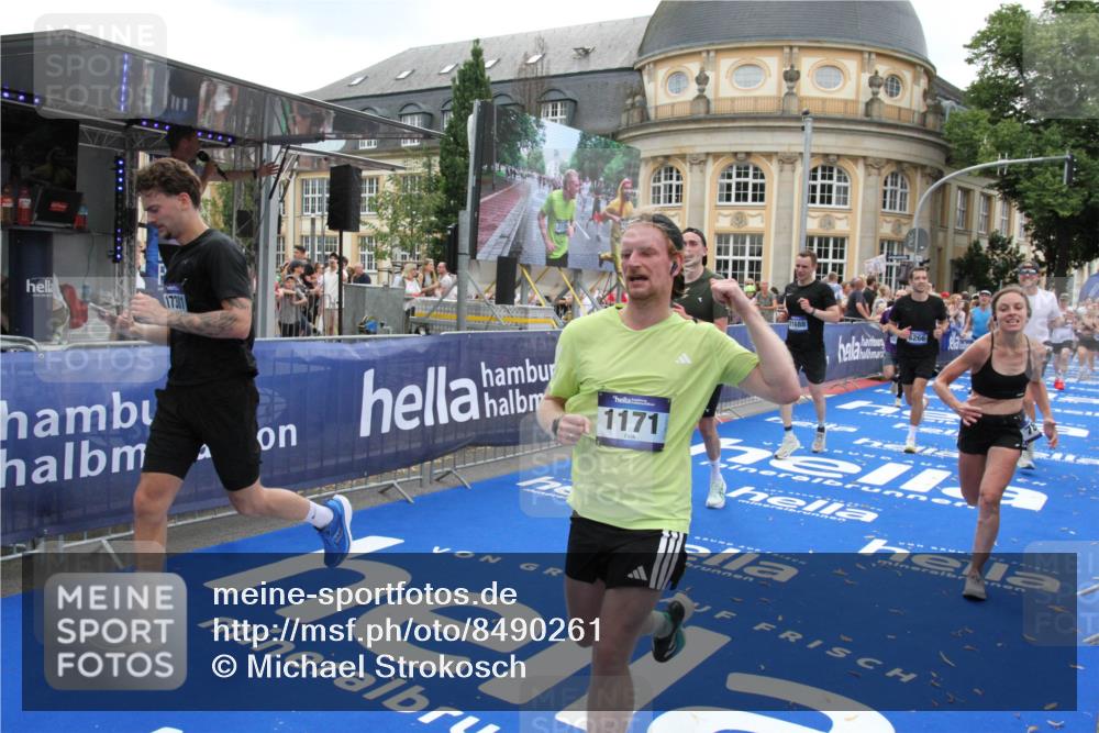 29.06.2025 - hella hamburg halbmarathon Michael Strokosch http://msf.ph/oto/8490261 29.06.2025 10:45:07 Ziel 1171, 2270, 3917, 4997, 6266, 7709, 7843, 9710, 10313, 10741, 11688, 13919, 15334, 15365, 16058, 16689, 17381, 17544 meine-sportfotos.de