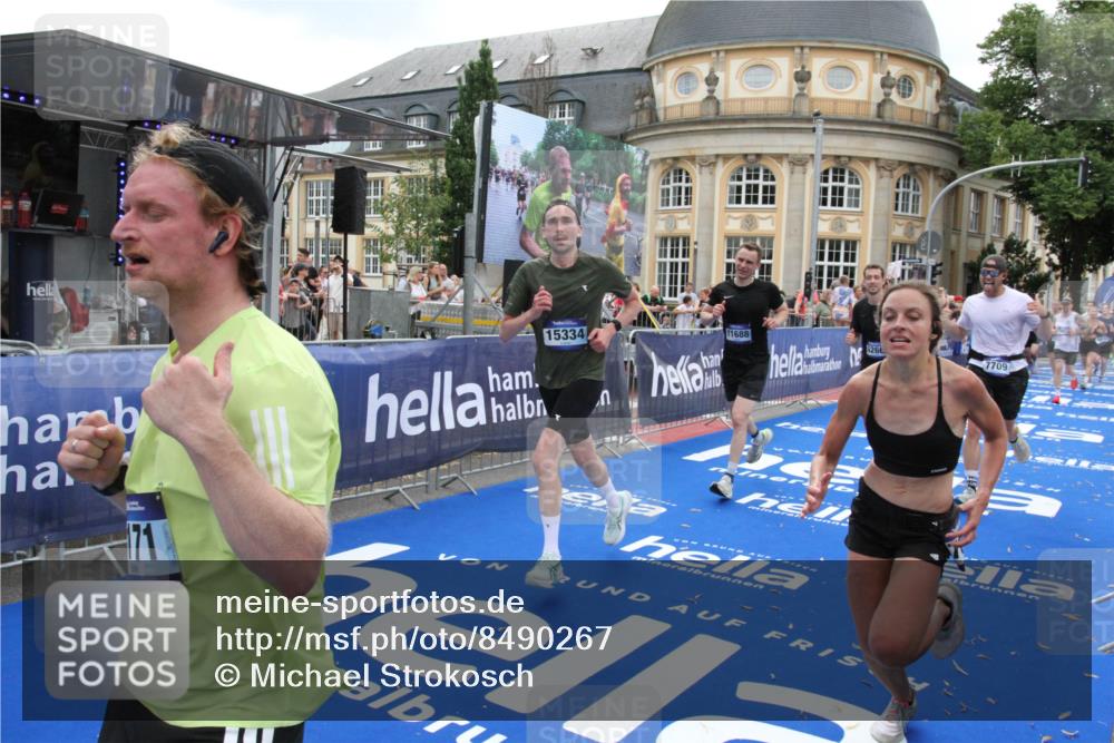 29.06.2025 - hella hamburg halbmarathon Michael Strokosch http://msf.ph/oto/8490267 29.06.2025 10:45:08 Ziel 1171, 2270, 3917, 4997, 6266, 7709, 7843, 9302, 9710, 10313, 10741, 11688, 13919, 15334, 15365, 16685, 16689, 17381 meine-sportfotos.de
