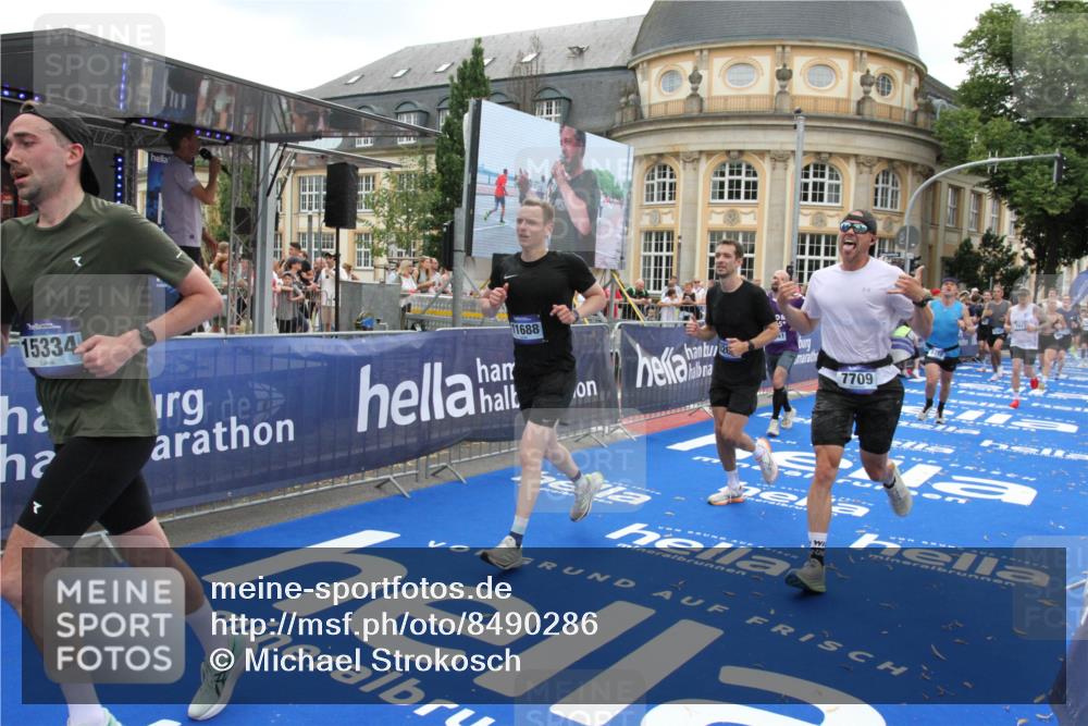 29.06.2025 - hella hamburg halbmarathon Michael Strokosch http://msf.ph/oto/8490286 29.06.2025 10:45:08 Ziel 1171, 2270, 3917, 4997, 6266, 7709, 7843, 9302, 9710, 10313, 10741, 11688, 13919, 15334, 15365, 16685, 16689, 17381 meine-sportfotos.de
