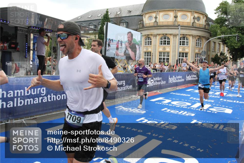 29.06.2025 - hella hamburg halbmarathon Michael Strokosch http://msf.ph/oto/8490326 29.06.2025 10:45:09 Ziel 1171, 2270, 3917, 4997, 6266, 6575, 6819, 7709, 7843, 9302, 9710, 10313, 10741, 11688, 13919, 15334, 15365, 16685, 16689, 17381, 17960 meine-sportfotos.de