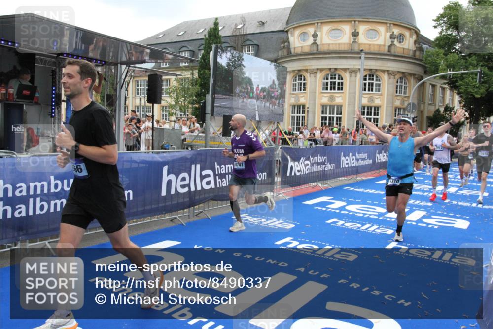 29.06.2025 - hella hamburg halbmarathon Michael Strokosch http://msf.ph/oto/8490337 29.06.2025 10:45:10 Ziel 2270, 3917, 4997, 6266, 6575, 6819, 7087, 7709, 7843, 9302, 9710, 10313, 10741, 11688, 13919, 15334, 15365, 16685, 16689, 17120, 17960, 18346, 18718 meine-sportfotos.de