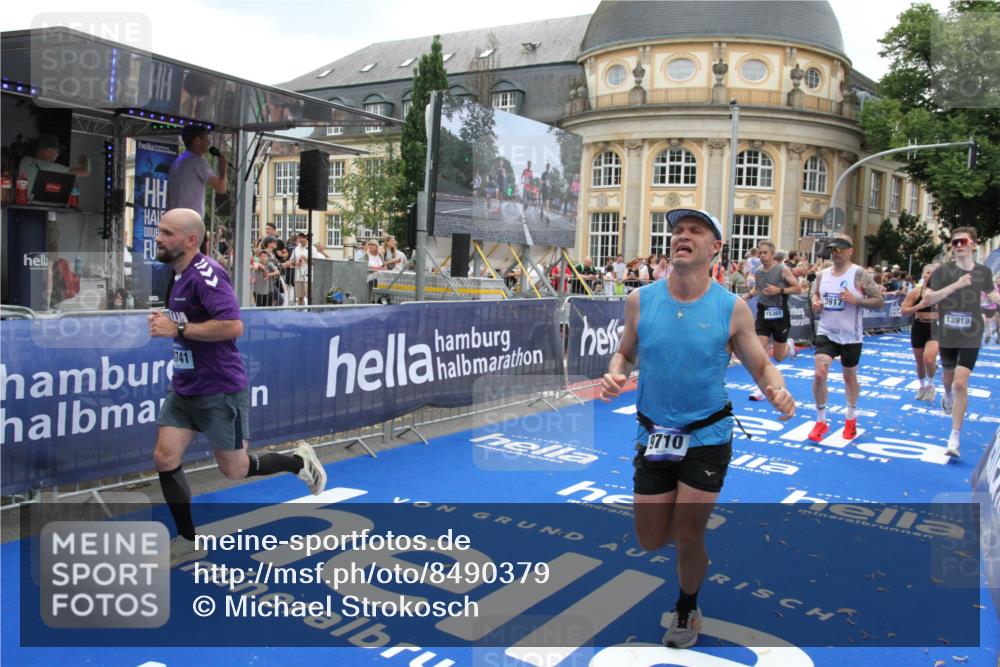 29.06.2025 - hella hamburg halbmarathon Michael Strokosch http://msf.ph/oto/8490379 29.06.2025 10:45:10 Ziel 2270, 3917, 4997, 6266, 6575, 6819, 7087, 7709, 7843, 9302, 9710, 10313, 10741, 11688, 13919, 15334, 15365, 16685, 16689, 17120, 17960, 18346, 18718 meine-sportfotos.de