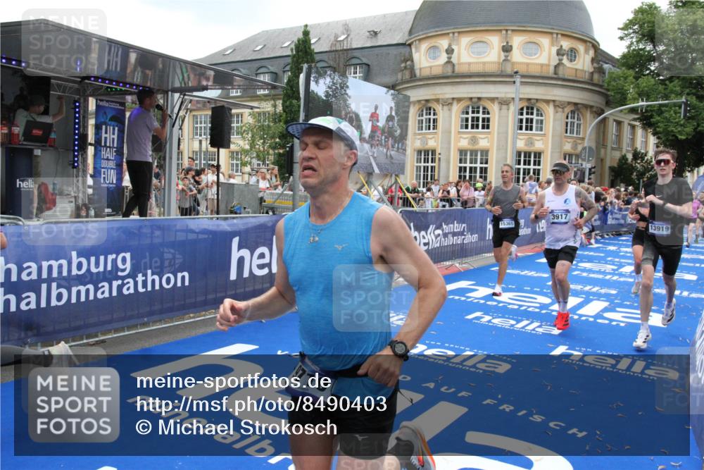 29.06.2025 - hella hamburg halbmarathon Michael Strokosch http://msf.ph/oto/8490403 29.06.2025 10:45:11 Ziel 2270, 3917, 4997, 6266, 6575, 6819, 7087, 7709, 9302, 9710, 10313, 10741, 11688, 13919, 15365, 15651, 16685, 16689, 17120, 17960, 18346, 18718 meine-sportfotos.de