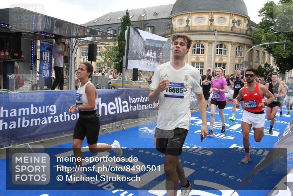 29.06.2025 - hella hamburg halbmarathon Michael Strokosch http://msf.ph/oto/8490501 29.06.2025 10:45:15 Ziel 2270, 6054, 6375, 6575, 6819, 7087, 9302, 10313, 12783, 15636, 15651, 15741, 15760, 16513, 16685, 16689, 17120, 17960, 18346, 18718 meine-sportfotos.de