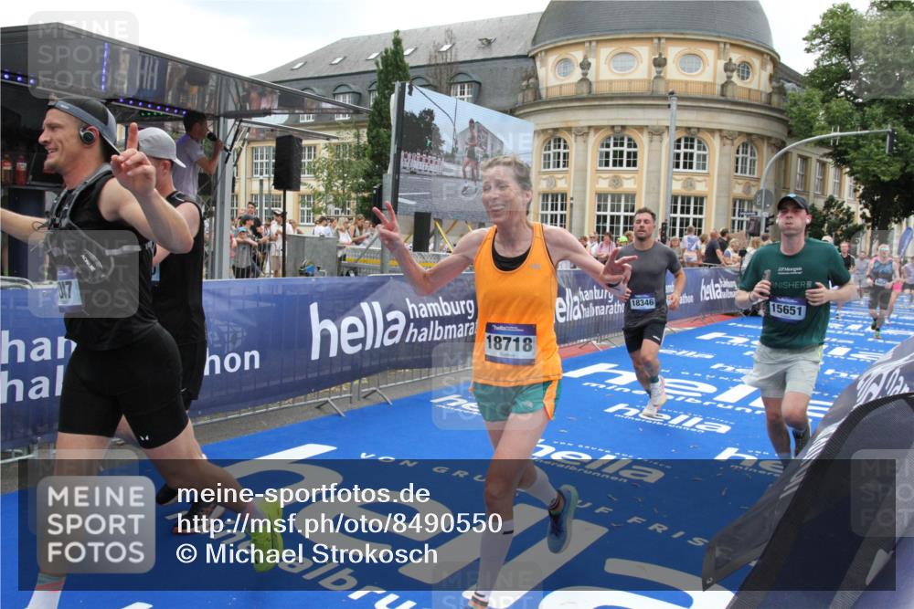 29.06.2025 - hella hamburg halbmarathon Michael Strokosch http://msf.ph/oto/8490550 29.06.2025 10:45:17 Ziel 2188, 6054, 6375, 6575, 6819, 7087, 9302, 10064, 12783, 15563, 15636, 15651, 15741, 15760, 16513, 16685, 17120, 17960, 18346, 18718 meine-sportfotos.de