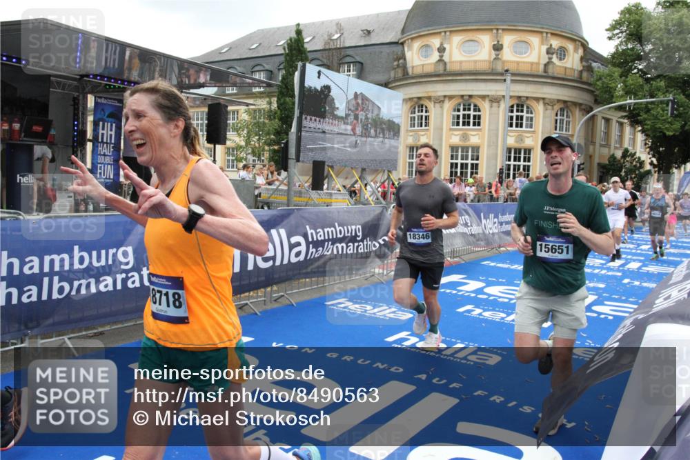 29.06.2025 - hella hamburg halbmarathon Michael Strokosch http://msf.ph/oto/8490563 29.06.2025 10:45:17 Ziel 2188, 6054, 6375, 6575, 6819, 7087, 9302, 10064, 12783, 15563, 15636, 15651, 15741, 15760, 16513, 16685, 17120, 17960, 18346, 18718 meine-sportfotos.de