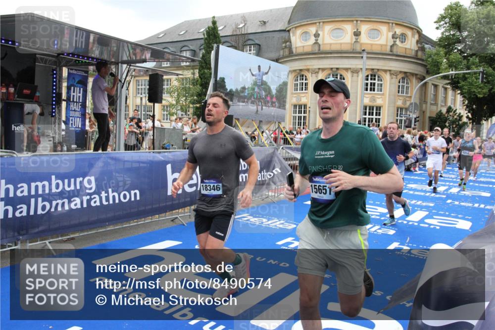 29.06.2025 - hella hamburg halbmarathon Michael Strokosch http://msf.ph/oto/8490574 29.06.2025 10:45:18 Ziel 2188, 6054, 6375, 6575, 6819, 7087, 10064, 12783, 15563, 15636, 15651, 15741, 15760, 16513, 17120, 17960, 18346, 18718 meine-sportfotos.de