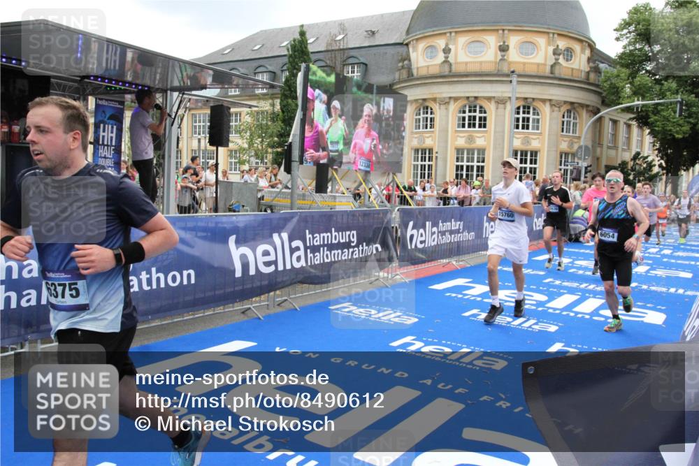 29.06.2025 - hella hamburg halbmarathon Michael Strokosch http://msf.ph/oto/8490612 29.06.2025 10:45:19 Ziel 2188, 5706, 6054, 6375, 7087, 9105, 10064, 12783, 15563, 15636, 15651, 15741, 15760, 16513, 17120, 18346, 18718 meine-sportfotos.de
