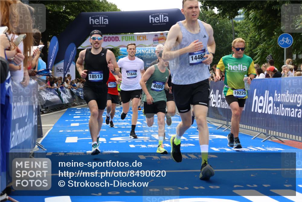 29.06.2025 - hella hamburg halbmarathon Strokosch-Dieckow http://msf.ph/oto/8490620 29.06.2025 10:43:32 Ziel 3116, 3928, 4080, 4318, 5124, 5436, 5506, 7635, 8664, 9114, 9931, 10246, 11648, 12623, 13421, 13996, 14484, 14690, 15328, 15932, 16338, 17912, 18449, 18513, 18775, 18810, 18942, 19229 meine-sportfotos.de
