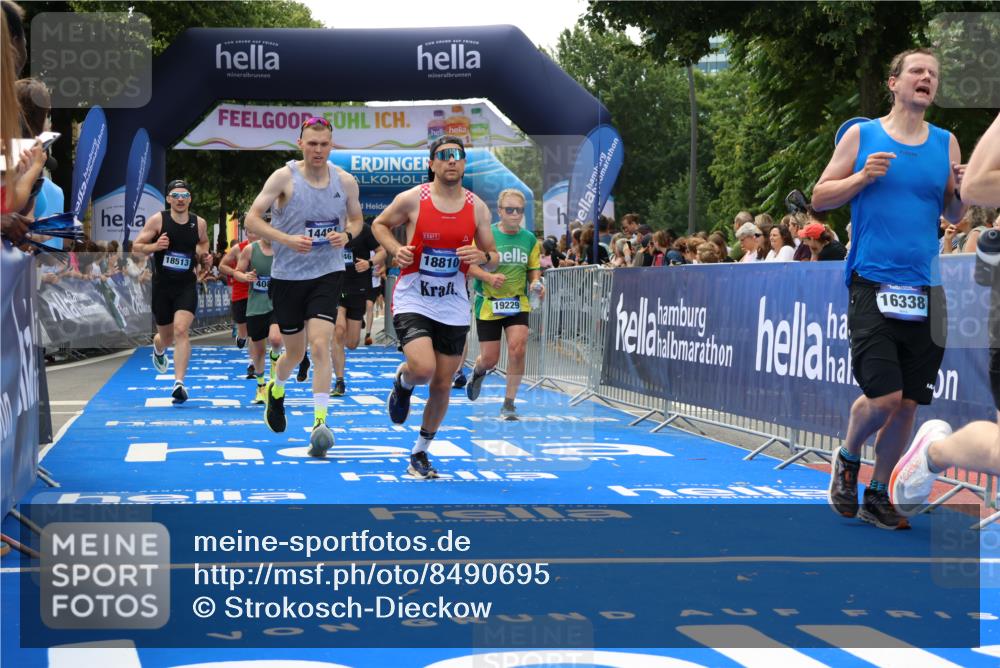 29.06.2025 - hella hamburg halbmarathon Strokosch-Dieckow http://msf.ph/oto/8490695 29.06.2025 10:43:30 Ziel 2653, 3116, 3928, 4080, 5124, 5436, 5506, 7635, 8664, 9931, 10237, 10246, 11648, 12623, 13996, 14484, 14690, 16338, 17391, 17912, 18513, 18775, 18810, 18942, 19009, 19051, 19229 meine-sportfotos.de