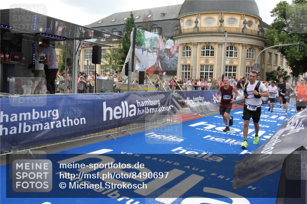 29.06.2025 - hella hamburg halbmarathon Michael Strokosch http://msf.ph/oto/8490697 29.06.2025 10:45:24 Ziel 1697, 2188, 2367, 2470, 3186, 5706, 9105, 10064, 11469, 14703, 15563, 15741, 17499, 18407 meine-sportfotos.de