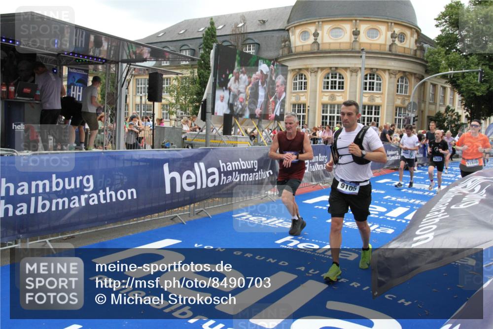 29.06.2025 - hella hamburg halbmarathon Michael Strokosch http://msf.ph/oto/8490703 29.06.2025 10:45:25 Ziel 1697, 2188, 2367, 2470, 3186, 5706, 9105, 10064, 11469, 12643, 14703, 15563, 17499, 18407 meine-sportfotos.de