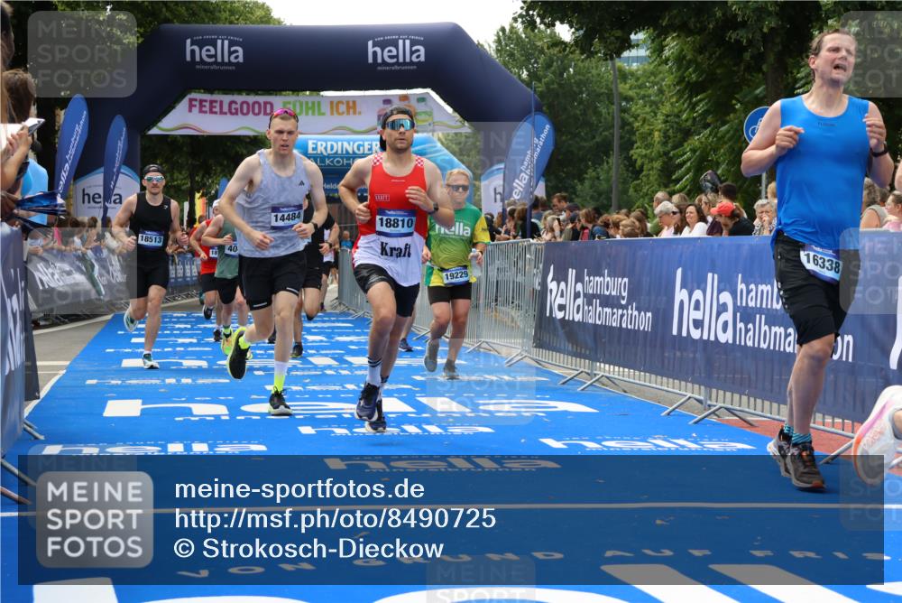 29.06.2025 - hella hamburg halbmarathon Strokosch-Dieckow http://msf.ph/oto/8490725 29.06.2025 10:43:30 Ziel 2653, 3116, 3928, 4080, 5124, 5436, 5506, 7635, 8664, 9931, 10237, 10246, 11648, 12623, 13996, 14484, 14690, 16338, 17391, 17912, 18513, 18775, 18810, 18942, 19009, 19051, 19229 meine-sportfotos.de