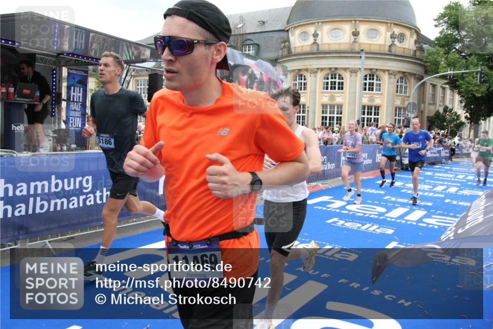 29.06.2025 - hella hamburg halbmarathon Michael Strokosch http://msf.ph/oto/8490742 29.06.2025 10:45:28 Ziel 1697, 2367, 2470, 3186, 5706, 9105, 11469, 12277, 12643, 14703, 16725, 17499, 18407, 18638 meine-sportfotos.de