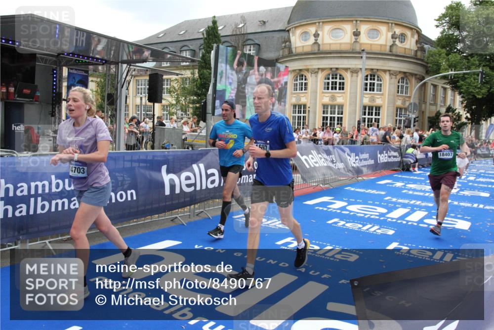 29.06.2025 - hella hamburg halbmarathon Michael Strokosch http://msf.ph/oto/8490767 29.06.2025 10:45:30 Ziel 1697, 3186, 6831, 11469, 12277, 12643, 14062, 14703, 16725, 17499, 18407, 18638 meine-sportfotos.de