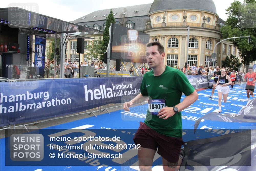 29.06.2025 - hella hamburg halbmarathon Michael Strokosch http://msf.ph/oto/8490792 29.06.2025 10:45:31 Ziel 1697, 2415, 6831, 12277, 12643, 14062, 14703, 16725, 18407, 18638 meine-sportfotos.de