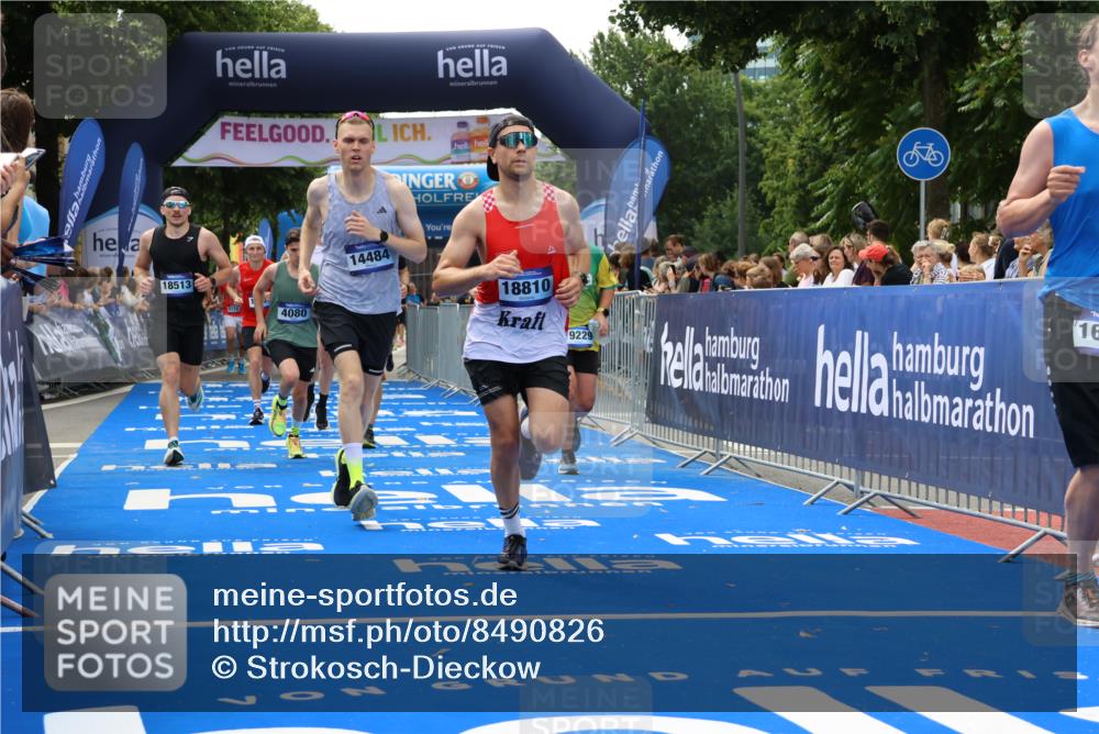 29.06.2025 - hella hamburg halbmarathon Strokosch-Dieckow http://msf.ph/oto/8490826 29.06.2025 10:43:31 Ziel 3116, 3928, 4080, 5124, 5436, 5506, 7635, 8664, 9931, 10237, 10246, 11648, 12623, 13996, 14484, 14690, 16338, 17391, 17912, 18449, 18513, 18775, 18810, 18942, 19051, 19229 meine-sportfotos.de