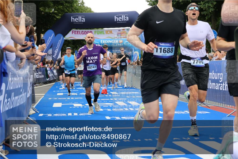 29.06.2025 - hella hamburg halbmarathon Strokosch-Dieckow http://msf.ph/oto/8490867 29.06.2025 10:45:03 Ziel 1171, 1424, 1520, 2270, 3917, 4997, 6266, 6575, 6819, 7087, 7709, 7843, 9302, 9710, 10313, 10741, 11688, 13919, 15334, 15365, 16058, 16685, 16689, 17120, 17381, 17544, 17960, 18055, 18346, 18718 meine-sportfotos.de