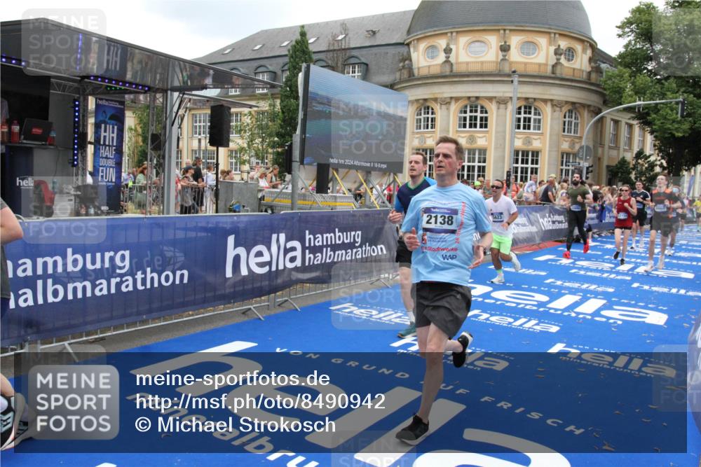 29.06.2025 - hella hamburg halbmarathon Michael Strokosch http://msf.ph/oto/8490942 29.06.2025 10:45:39 Ziel 2138, 2415, 5623, 6071, 6831, 8374, 8668, 11291, 11495, 12154, 14062, 14764, 15666, 17674, 18862, 18878 meine-sportfotos.de