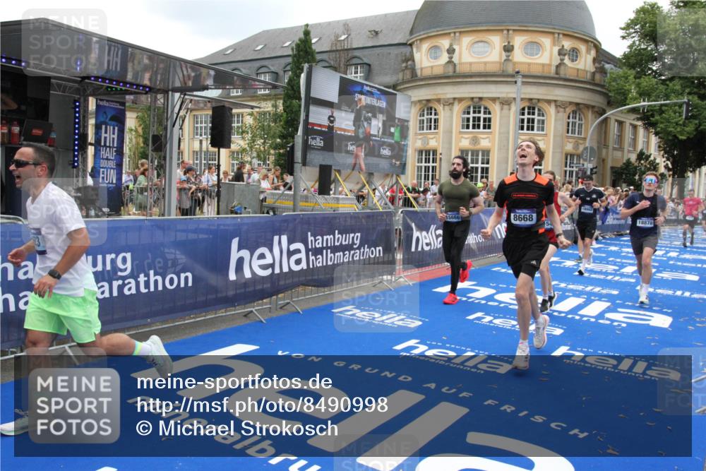 29.06.2025 - hella hamburg halbmarathon Michael Strokosch http://msf.ph/oto/8490998 29.06.2025 10:45:41 Ziel 2138, 5623, 6071, 6711, 8374, 8668, 11291, 11495, 12154, 14764, 15666, 17674, 18862, 18878 meine-sportfotos.de