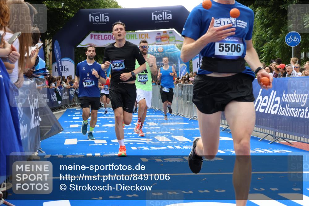 29.06.2025 - hella hamburg halbmarathon Strokosch-Dieckow http://msf.ph/oto/8491006 29.06.2025 10:43:27 Ziel 2653, 3928, 4080, 5124, 5436, 5506, 7635, 8664, 9931, 10237, 10246, 11648, 12623, 13348, 14484, 15921, 16338, 16720, 17391, 18274, 18513, 18775, 18810, 18942, 18987, 19009, 19051, 19229 meine-sportfotos.de