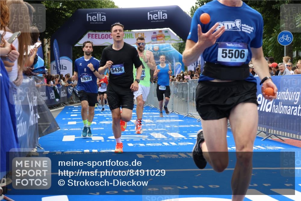 29.06.2025 - hella hamburg halbmarathon Strokosch-Dieckow http://msf.ph/oto/8491029 29.06.2025 10:43:27 Ziel 2653, 3928, 4080, 5124, 5436, 5506, 7635, 8664, 9931, 10237, 10246, 11648, 12623, 13348, 14484, 15921, 16338, 16720, 17391, 18274, 18513, 18775, 18810, 18942, 18987, 19009, 19051, 19229 meine-sportfotos.de