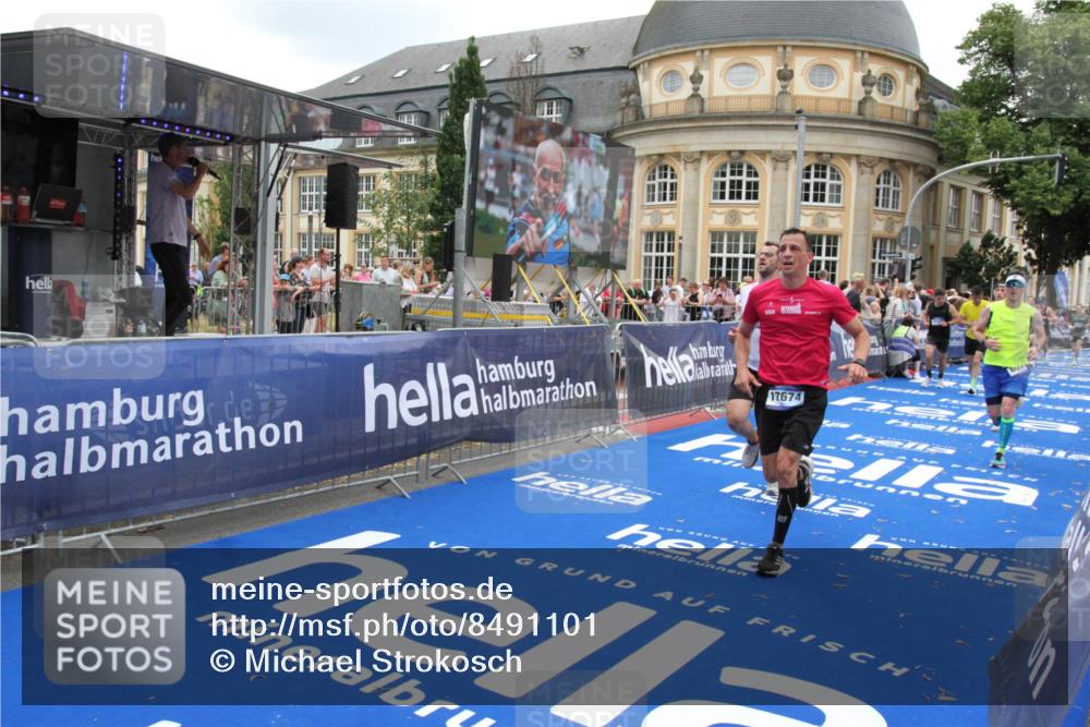 29.06.2025 - hella hamburg halbmarathon Michael Strokosch http://msf.ph/oto/8491101 29.06.2025 10:45:45 Ziel 4854, 5047, 6071, 6711, 11291, 11495, 13975, 14374, 14764, 16617, 17332, 17674, 17835, 18862 meine-sportfotos.de