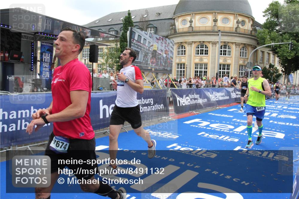 29.06.2025 - hella hamburg halbmarathon Michael Strokosch http://msf.ph/oto/8491132 29.06.2025 10:45:45 Ziel 4854, 5047, 6071, 6711, 11291, 11495, 13975, 14374, 14764, 16617, 17332, 17674, 17835, 18862 meine-sportfotos.de