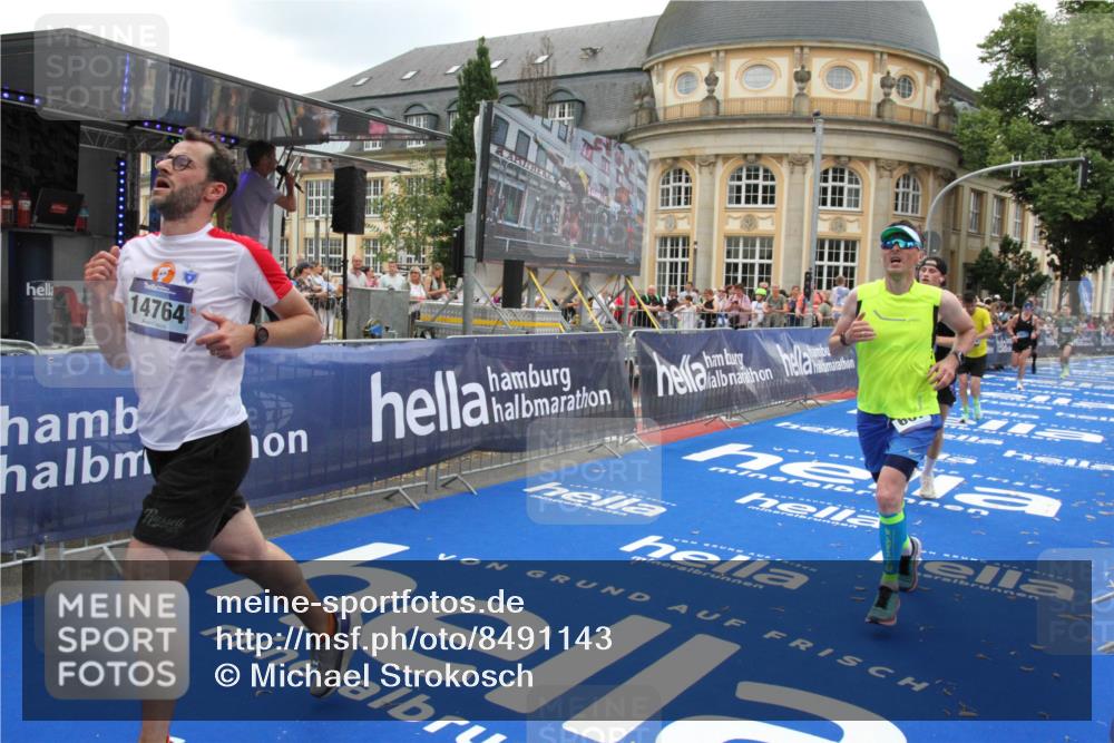 29.06.2025 - hella hamburg halbmarathon Michael Strokosch http://msf.ph/oto/8491143 29.06.2025 10:45:46 Ziel 4854, 5047, 6071, 6711, 13975, 14374, 14764, 16617, 17332, 17674, 17835, 18862 meine-sportfotos.de