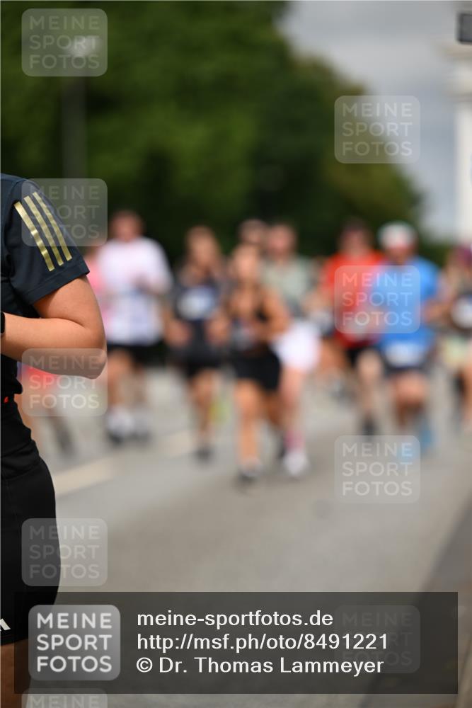 29.06.2025 - hella hamburg halbmarathon Dr. Thomas Lammeyer http://msf.ph/oto/8491221 29.06.2025 10:21:59 Kennedybrücke 1015, 1067, 1204, 1274, 1298, 1458, 1554, 1622, 1641, 1749, 1982, 2094, 2147, 2548, 2931, 3138, 3292, 3977, 4218, 4804, 5002, 5004, 5023, 5294, 7094, 7258, 7641, 8144, 8248, 8351, 8607, 9539, 9734, 9798, 10332, 10509, 10677, 10831, 11275, 11372 meine-sportfotos.de