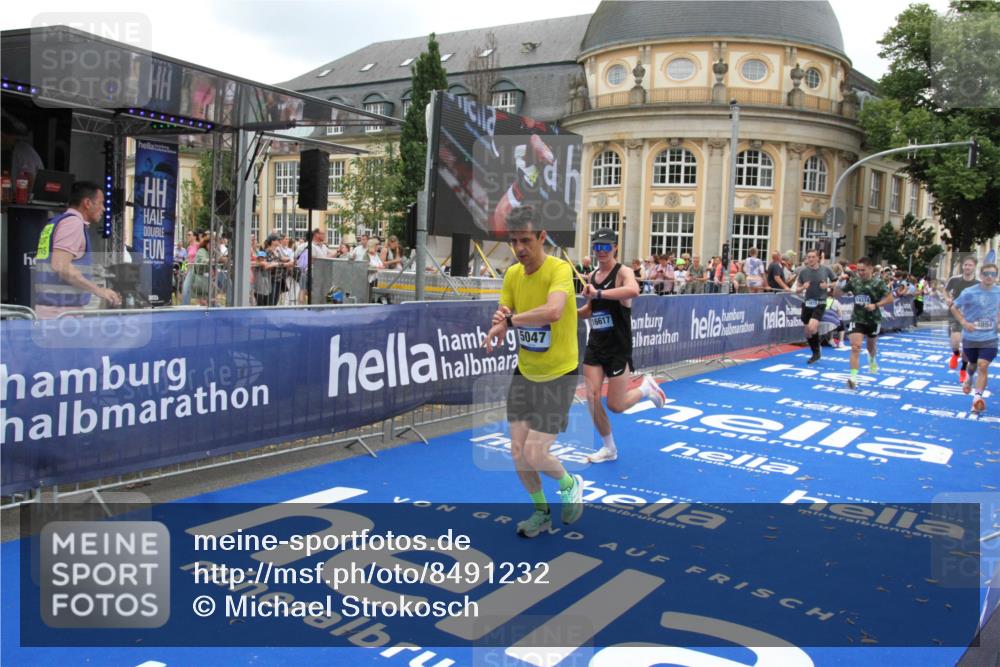 29.06.2025 - hella hamburg halbmarathon Michael Strokosch http://msf.ph/oto/8491232 29.06.2025 10:45:49 Ziel 4345, 4854, 5047, 6290, 6711, 7385, 13975, 14374, 16617, 17332, 17835 meine-sportfotos.de