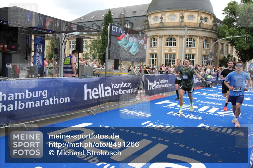 29.06.2025 - hella hamburg halbmarathon Michael Strokosch http://msf.ph/oto/8491266 29.06.2025 10:45:50 Ziel 4345, 4854, 5047, 6290, 7385, 13975, 14374, 16617, 16624, 17332, 17835 meine-sportfotos.de