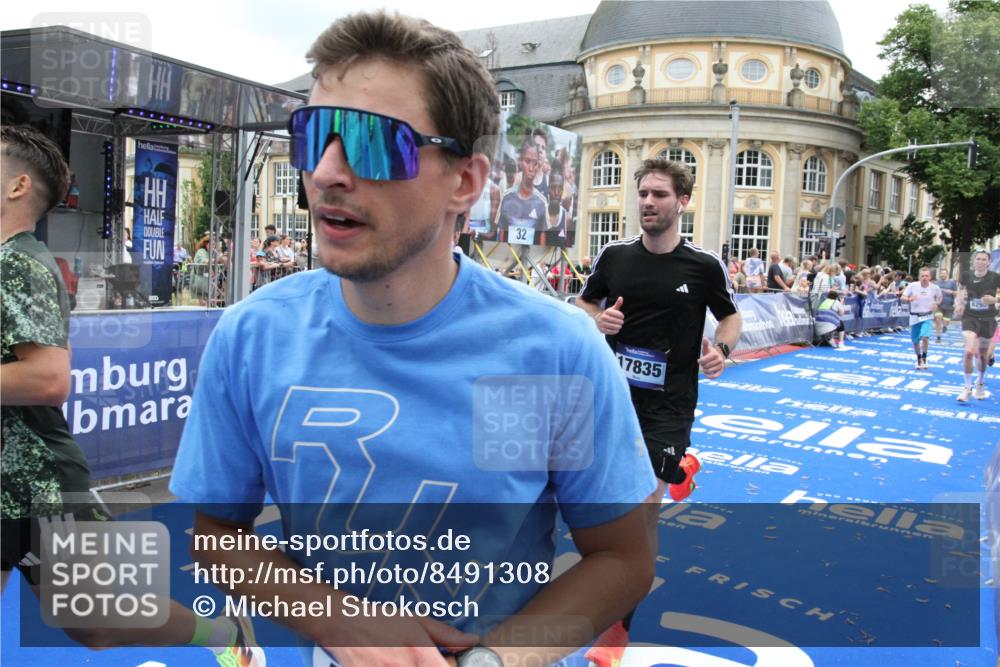 29.06.2025 - hella hamburg halbmarathon Michael Strokosch http://msf.ph/oto/8491308 29.06.2025 10:45:52 Ziel 3477, 4345, 4854, 5047, 6290, 7385, 10792, 11821, 13975, 14374, 16617, 16624, 17835 meine-sportfotos.de
