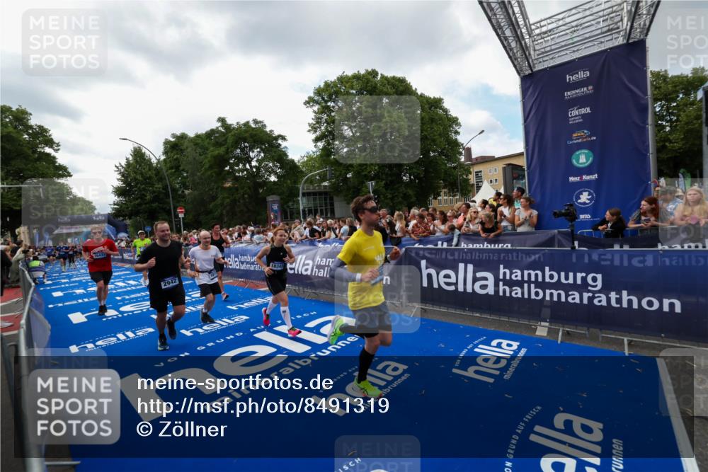 29.06.2025 - hella hamburg halbmarathon Zöllner http://msf.ph/oto/8491319 29.06.2025 11:11:13 Ziel 2835, 2852, 2942, 5036, 5069, 7195, 9400, 9738, 10902, 14413, 16437, 16687, 18189, 18343 meine-sportfotos.de