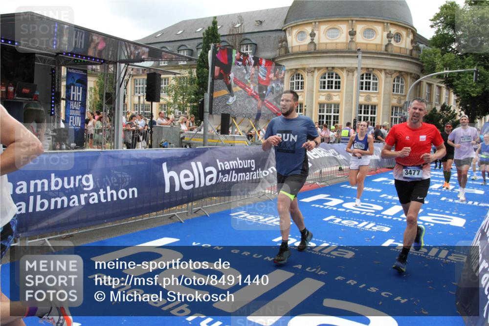 29.06.2025 - hella hamburg halbmarathon Michael Strokosch http://msf.ph/oto/8491440 29.06.2025 10:45:57 Ziel 3477, 4277, 4345, 6532, 7385, 8577, 8871, 10792, 11821, 12084, 14911, 15149, 16624, 17008, 18185, 19116 meine-sportfotos.de