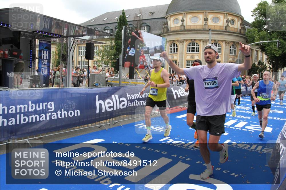 29.06.2025 - hella hamburg halbmarathon Michael Strokosch http://msf.ph/oto/8491512 29.06.2025 10:46:00 Ziel 2189, 3477, 4277, 6532, 8269, 8577, 8871, 10792, 11821, 12084, 14462, 14911, 15149, 17008, 18185, 19116 meine-sportfotos.de