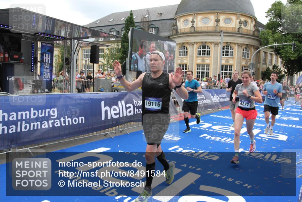 29.06.2025 - hella hamburg halbmarathon Michael Strokosch http://msf.ph/oto/8491584 29.06.2025 10:46:02 Ziel 2189, 4277, 5648, 6532, 8269, 8577, 8871, 11936, 12084, 12269, 14462, 14911, 15149, 17008, 18081, 18185, 19116 meine-sportfotos.de