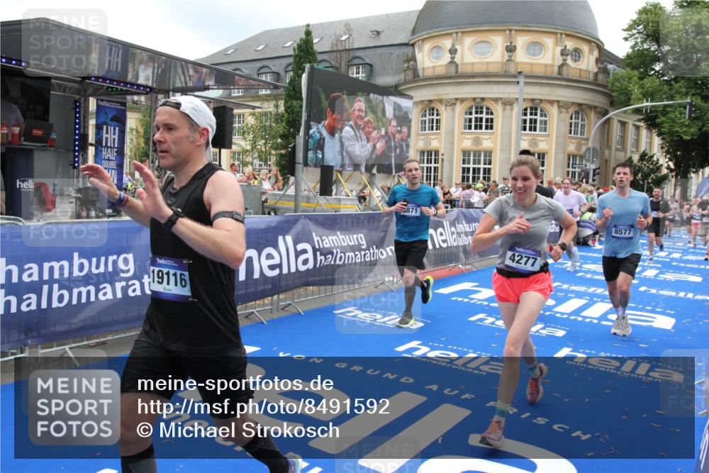 29.06.2025 - hella hamburg halbmarathon Michael Strokosch http://msf.ph/oto/8491592 29.06.2025 10:46:02 Ziel 2189, 4277, 5648, 6532, 8269, 8577, 8871, 11936, 12084, 12269, 14462, 14911, 15149, 17008, 18081, 18185, 19116 meine-sportfotos.de