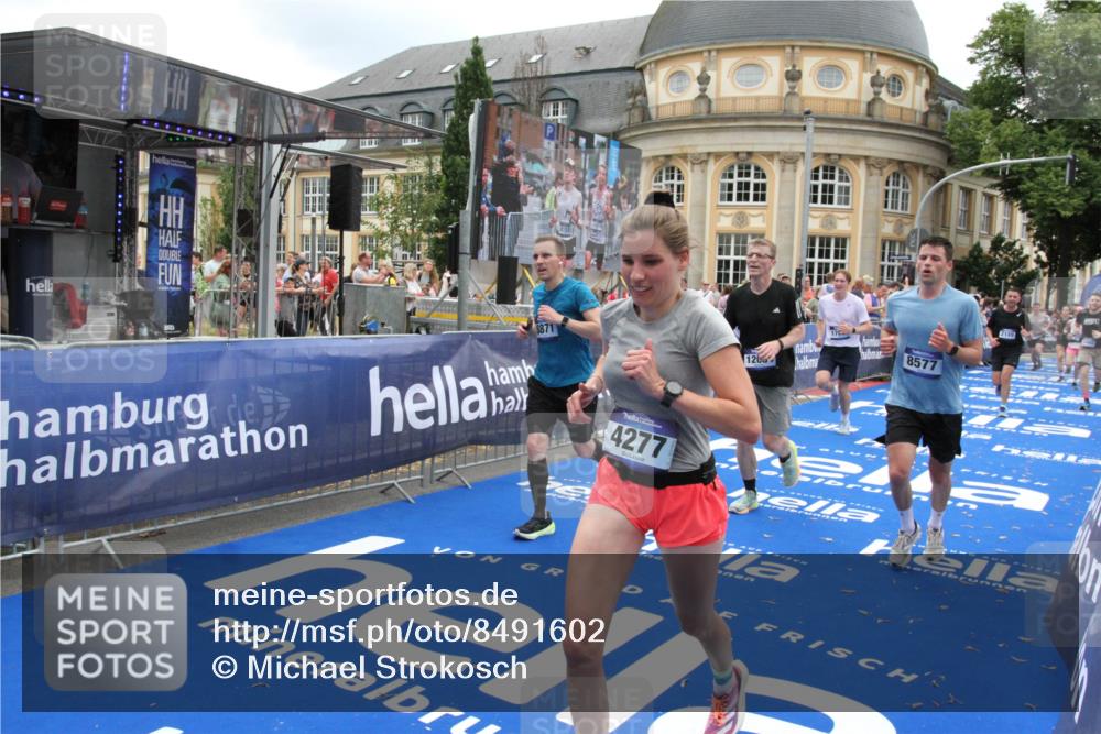 29.06.2025 - hella hamburg halbmarathon Michael Strokosch http://msf.ph/oto/8491602 29.06.2025 10:46:03 Ziel 2189, 4277, 5648, 6460, 6532, 8269, 8577, 8871, 11936, 12084, 12269, 14462, 14804, 15149, 17008, 18081, 19116 meine-sportfotos.de