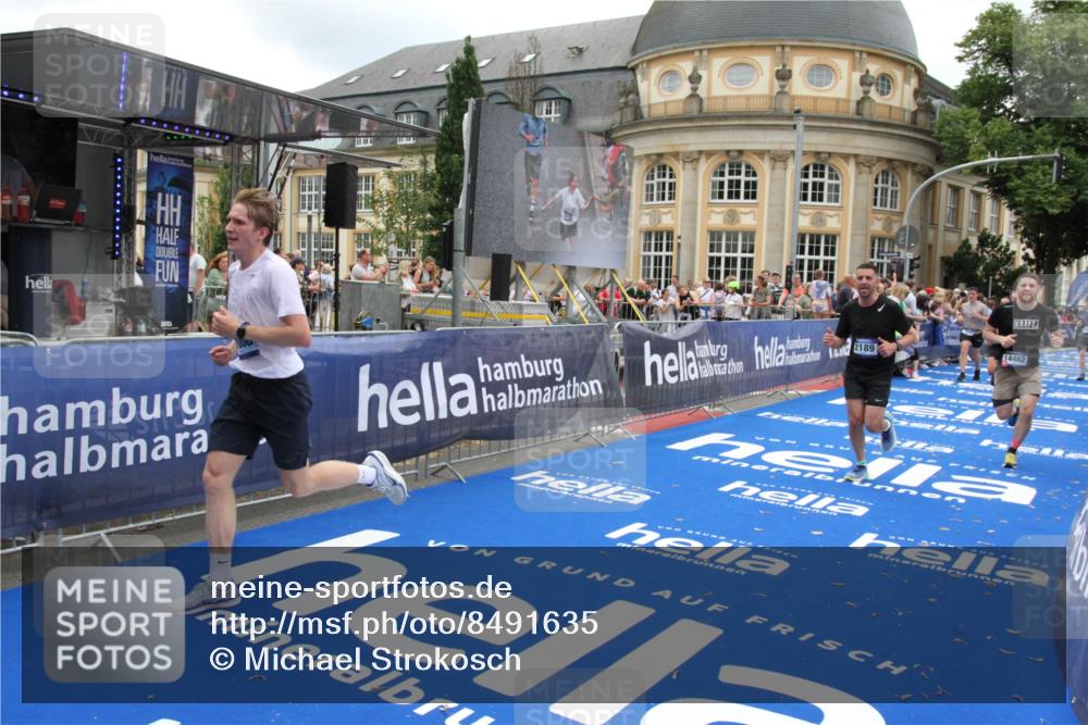 29.06.2025 - hella hamburg halbmarathon Michael Strokosch http://msf.ph/oto/8491635 29.06.2025 10:46:04 Ziel 2189, 4277, 5648, 6460, 8269, 8577, 8871, 9585, 11936, 12084, 12269, 13630, 14462, 14804, 17008, 18081, 19116 meine-sportfotos.de