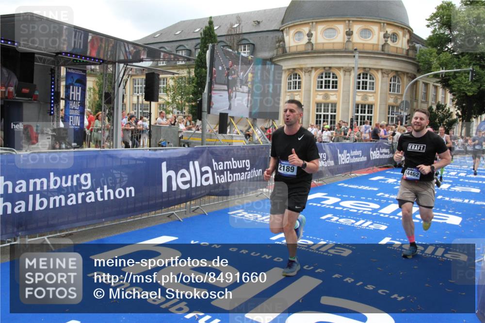 29.06.2025 - hella hamburg halbmarathon Michael Strokosch http://msf.ph/oto/8491660 29.06.2025 10:46:05 Ziel 2189, 5648, 6460, 8269, 8577, 8871, 9585, 11936, 12084, 12269, 13630, 14462, 14804, 17008, 18081 meine-sportfotos.de